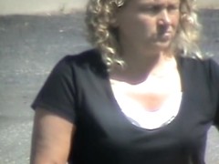 Big blonde babe leans forward and demonstrates downblouse