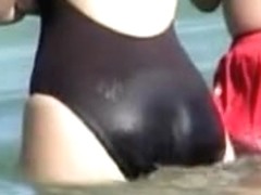 Girl in wet swimsuit staying back to the candid voyeur cam 06g