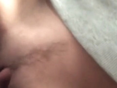 Ce jeune couple se livre à un jeu de touche pipi dans le car