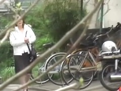 Lady in a hurry feels ready for no panties sharking