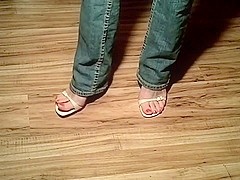 elmo loves bare toe